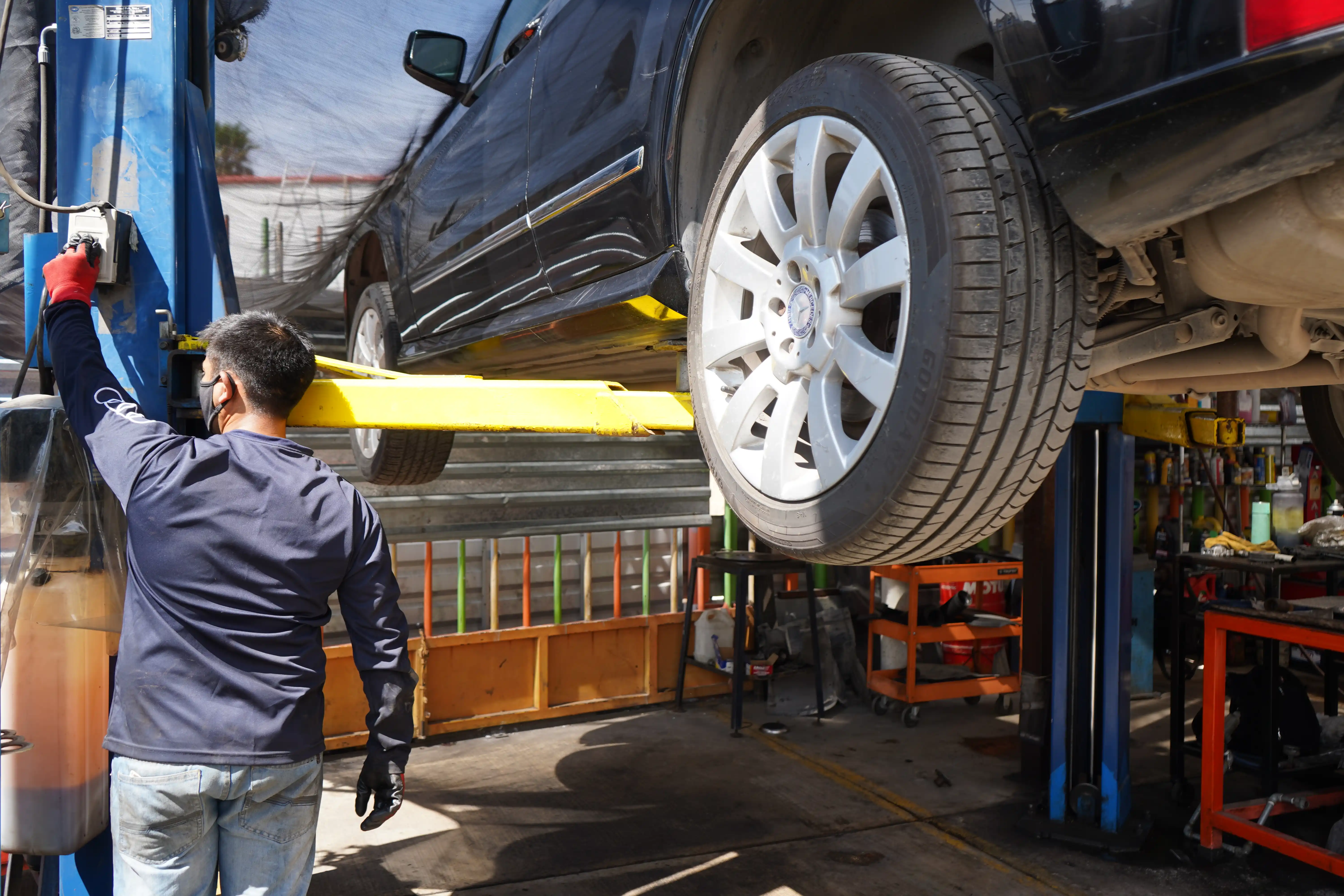 Taller mecánico CAR SERVI Q mostrando autos en mantenimiento.